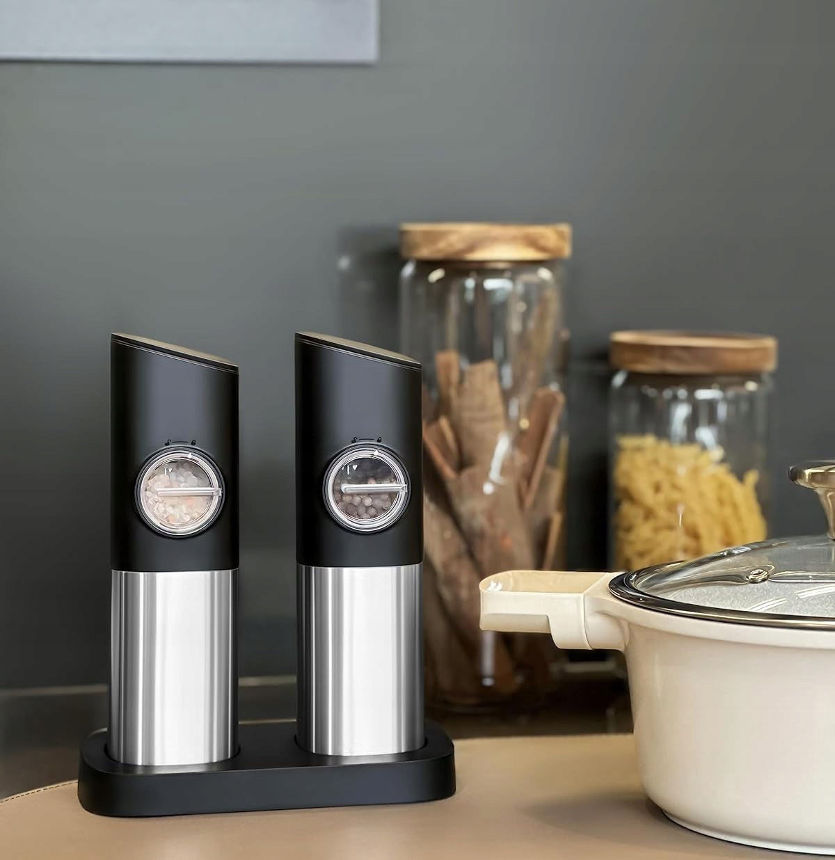 OGEDNAC Electric Salt and Pepper Grinder Set, Automatic Salt & Pepper Mill with USB Rechargeable Charging Base, Electric Salt and Pepper Grinder Mill with Led Light and 5 Adjustable Coarseness